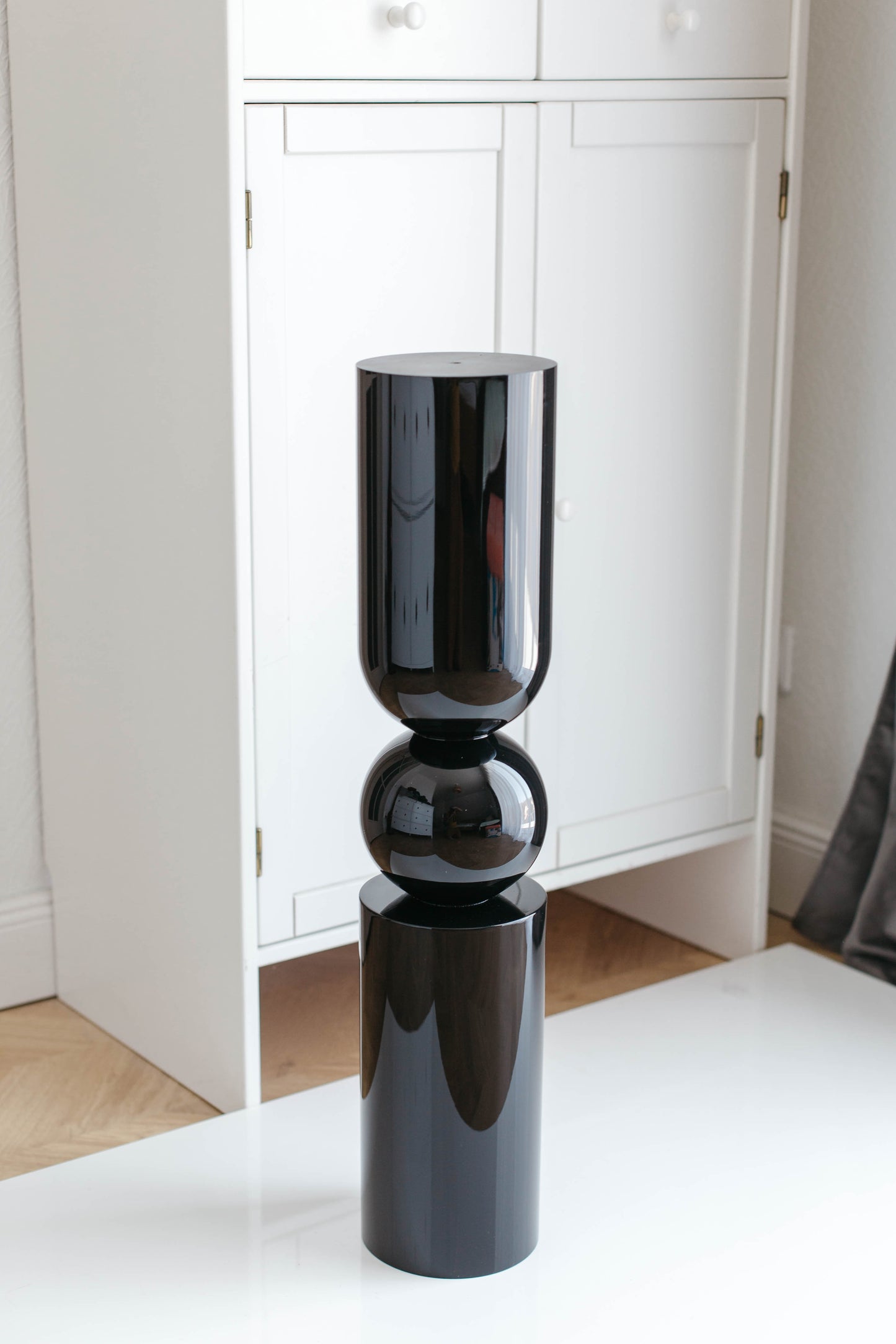 Möbelfuß aus Birkenholz, Schwarz Hochglanz, für Kücheninsel – RAL9005, H690 mm