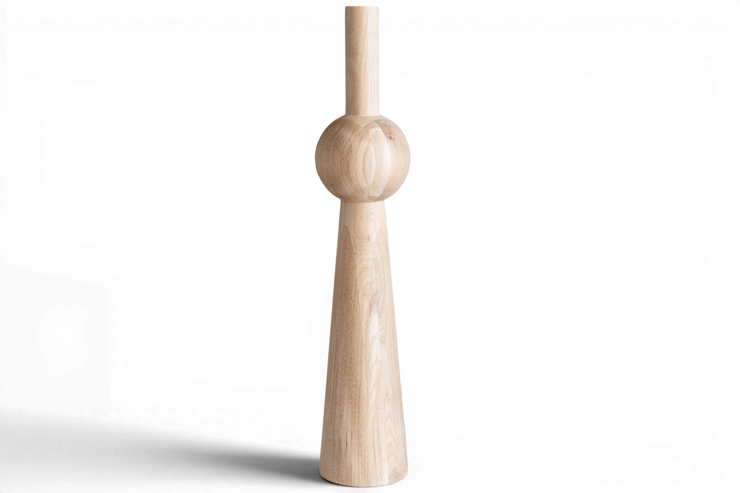 Konisches Holzmöbelbein mit Kugelsegment – Drechseldesign, H900 mm