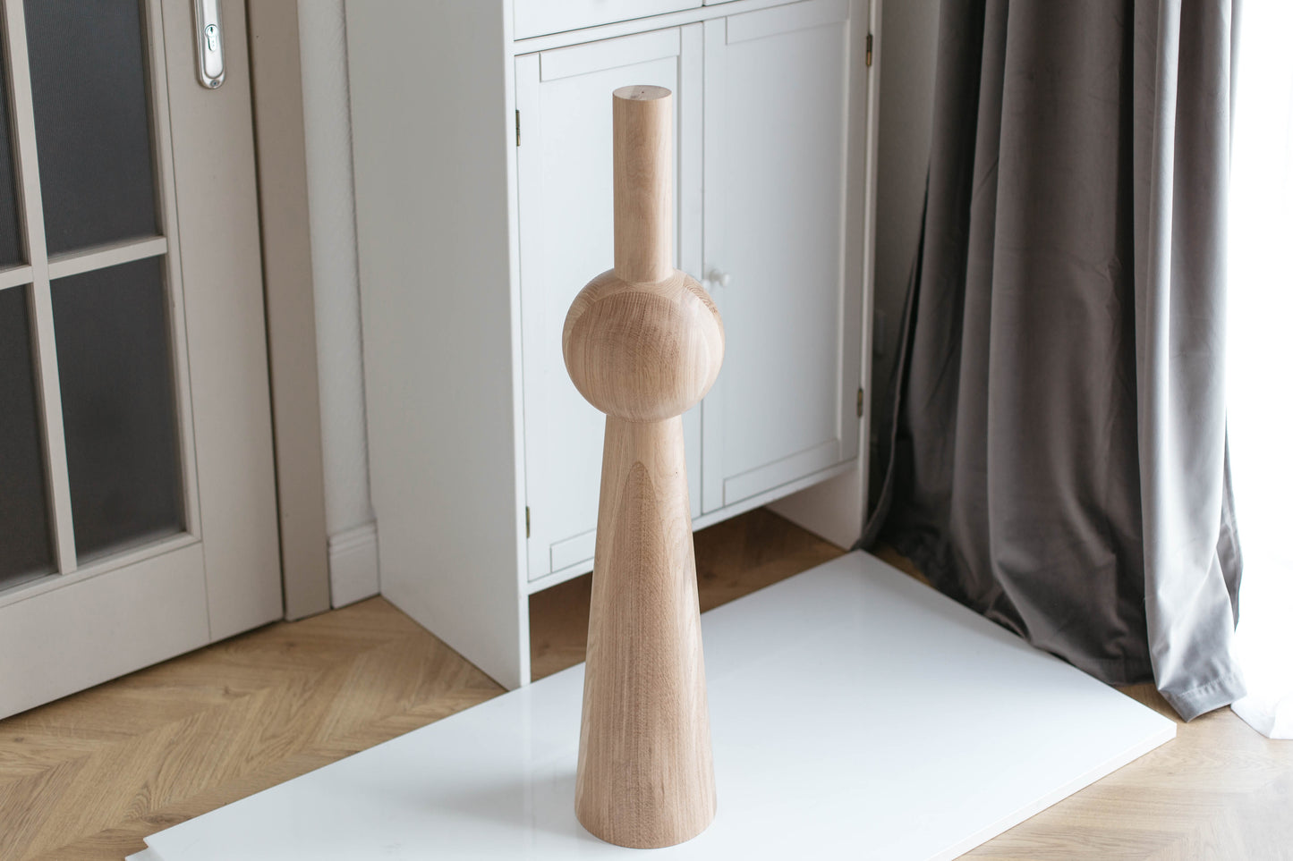 Konisches Holzmöbelbein mit Kugelsegment – Drechseldesign, H900 mm