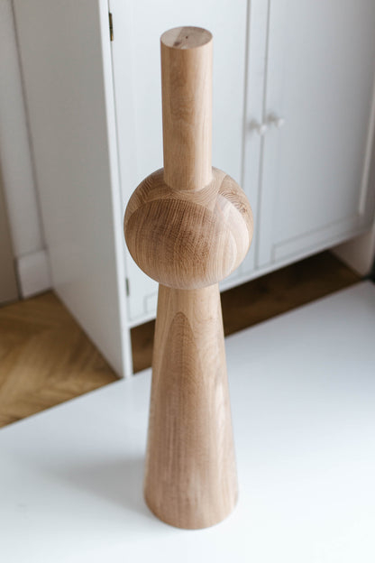 Konisches Holzmöbelbein mit Kugelsegment – Drechseldesign, H900 mm