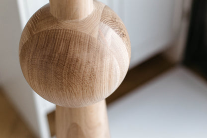 Konisches Holzmöbelbein mit Kugelsegment – Drechseldesign, H900 mm