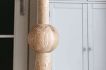Konisches Holzmöbelbein mit Kugelsegment – Drechseldesign, H900 mm