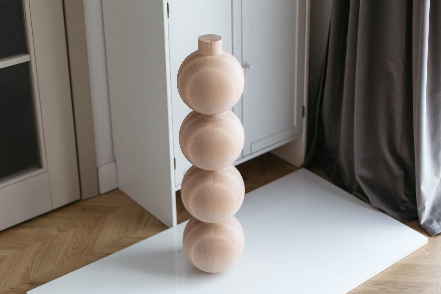 Möbelbein aus Holz mit vier Kugeln – gedrechseltes Design, H770 mm