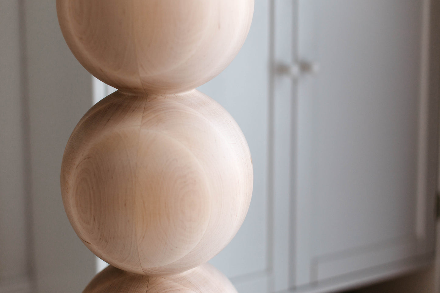 Möbelbein aus Holz mit vier Kugeln – gedrechseltes Design, H770 mm