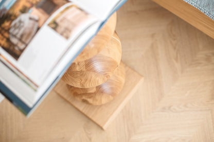 Eleganter Nachttisch aus Holz mit zentraler Kugelverzierung – Handgefertigtes Design, H580 mm