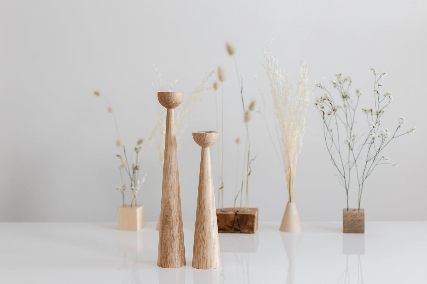2er Set lange handgedrechselte Kerzenständer aus Holz – elegantes Eichen-Design