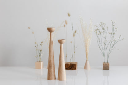 2er Set lange handgedrechselte Kerzenständer aus Holz – elegantes Eichen-Design