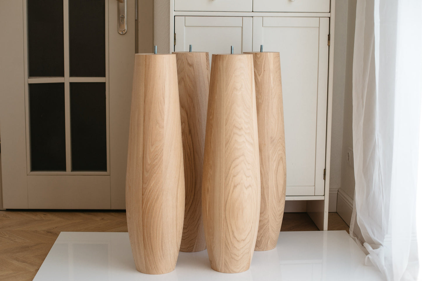 Ovaler Holz-Tischbein – gedrechseltes Möbelbein, H736 mm