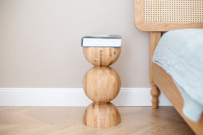 Handgefertigter Nachttisch aus Holz – Massivholz mit elegantem Kugelfuß H400 mm