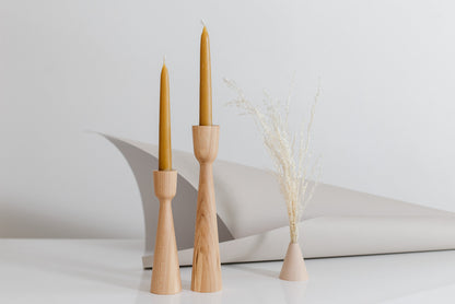 Set mit 2 handgedrechselten Kerzenständern aus Holz – Klassisches Eichendesign