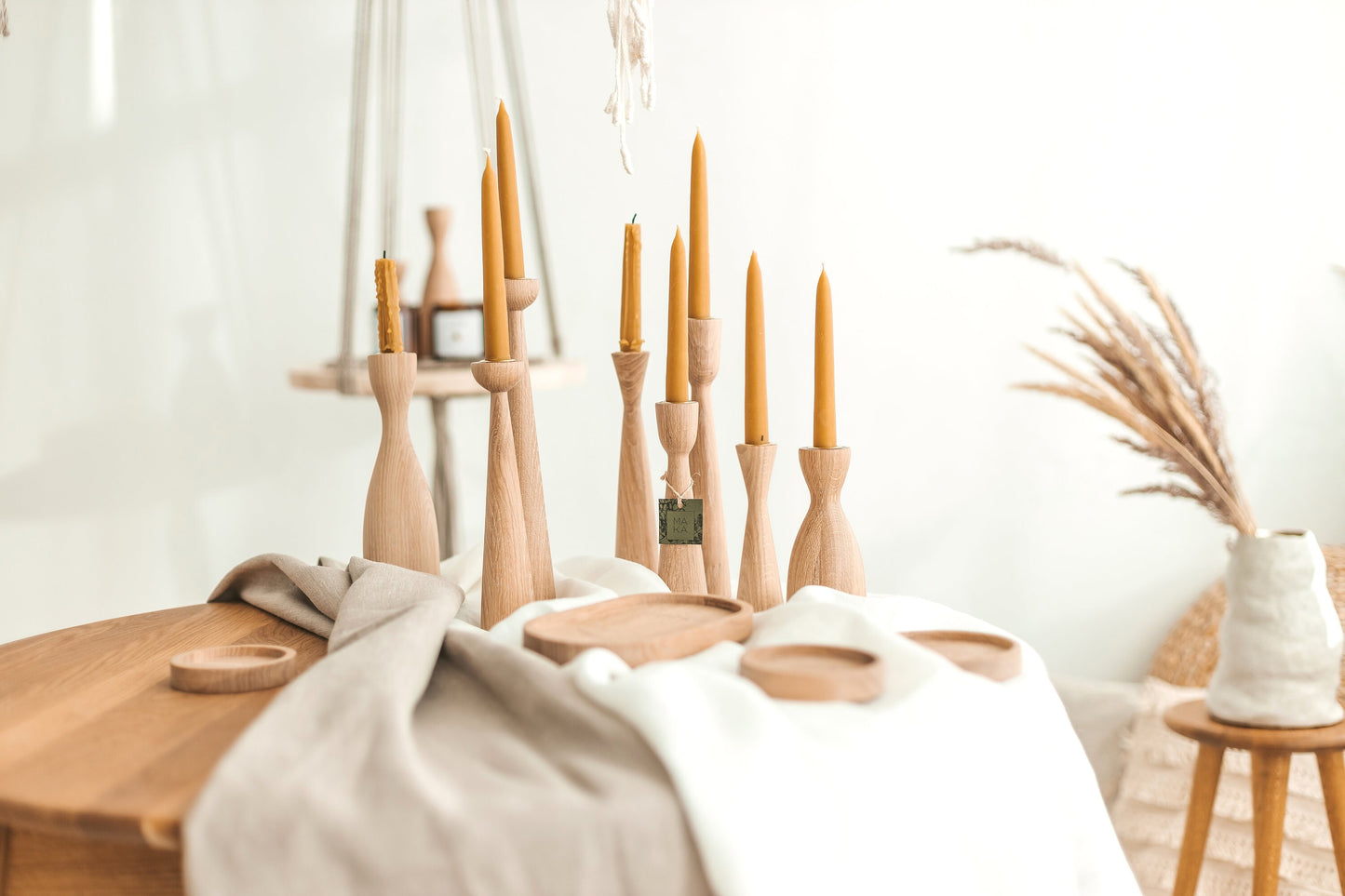 Set mit 2 handgedrechselten Kerzenständern aus Holz – Klassisches Eichendesign