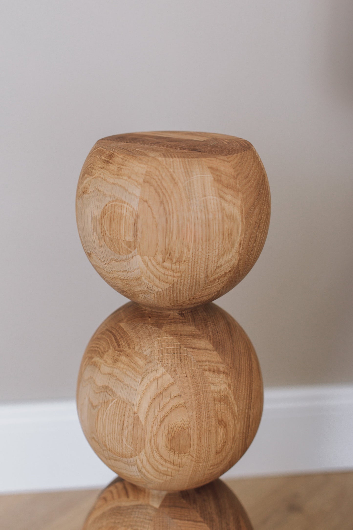Eleganter Nachttisch aus Holz mit zentralem Kugelakzent – Handgefertigtes Design, H495 mm
