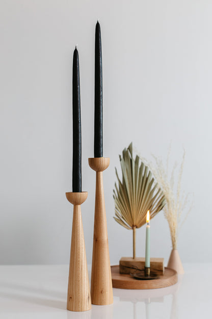 2er Set lange handgedrechselte Kerzenständer aus Holz – elegantes Eichen-Design