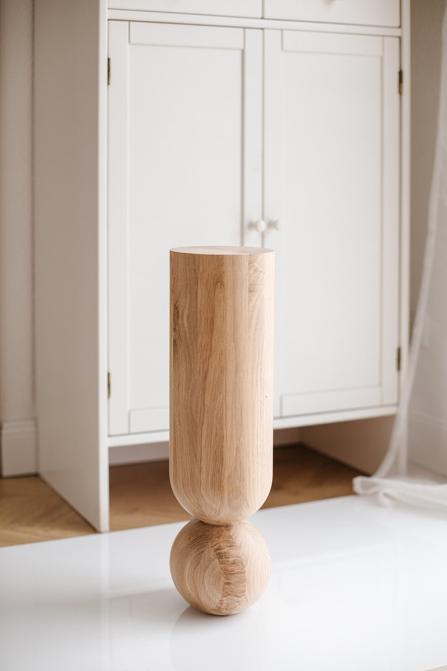 Natürliches Couchtischbein aus Holz mit Kugeldetail – Drechseldesign, H500 mm