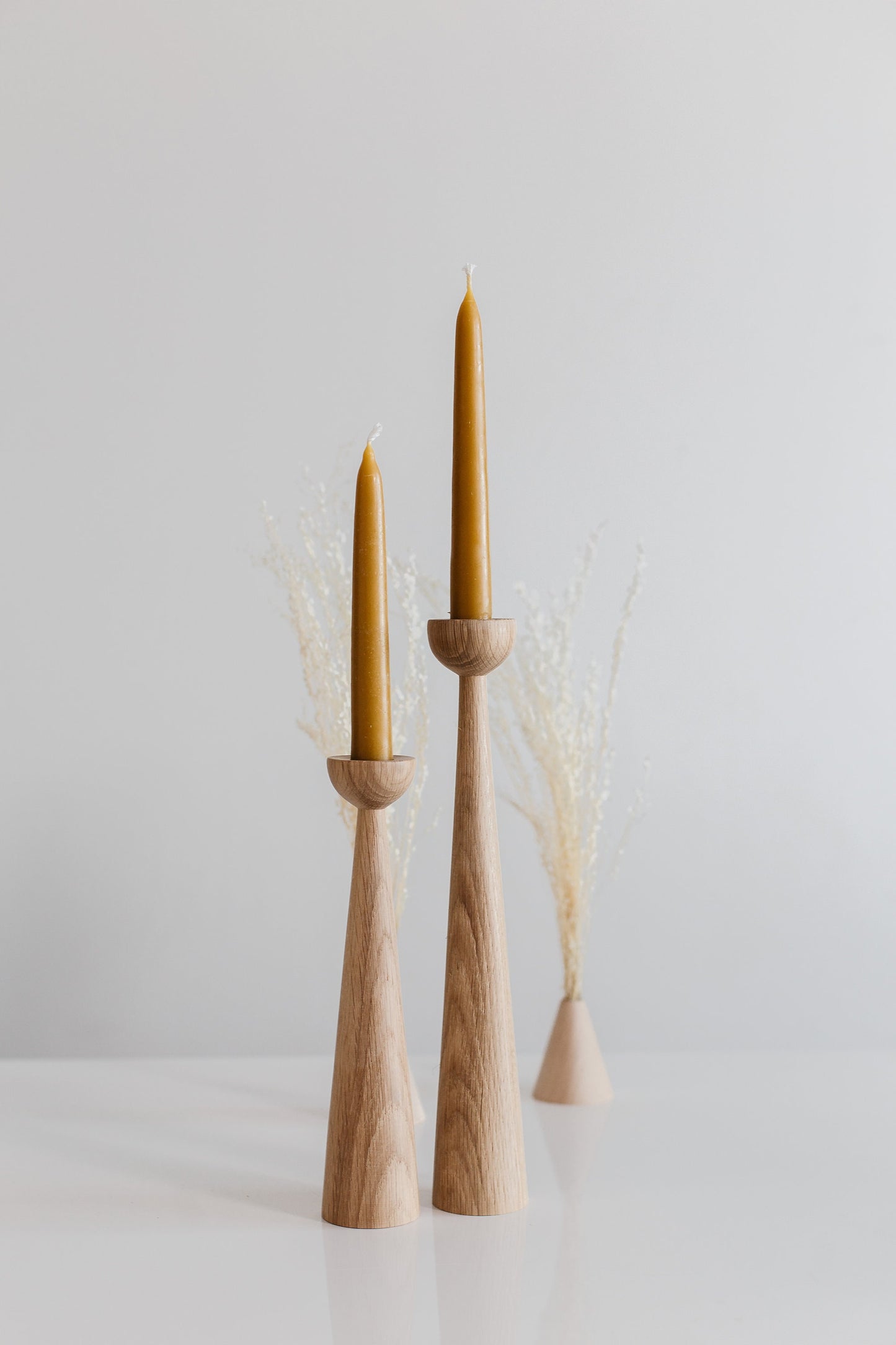 2er Set lange handgedrechselte Kerzenständer aus Holz – elegantes Eichen-Design