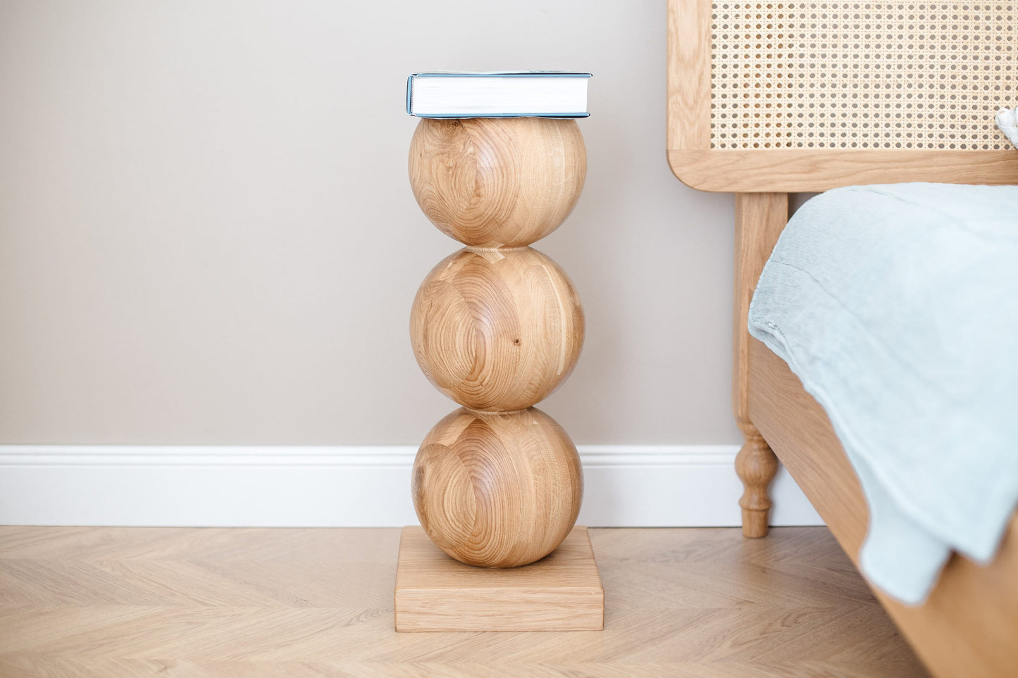Eleganter Nachttisch aus Holz mit zentraler Kugelverzierung – Handgefertigtes Design, H580 mm
