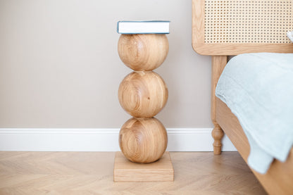 Eleganter Nachttisch aus Holz mit zentraler Kugelverzierung – Handgefertigtes Design, H580 mm
