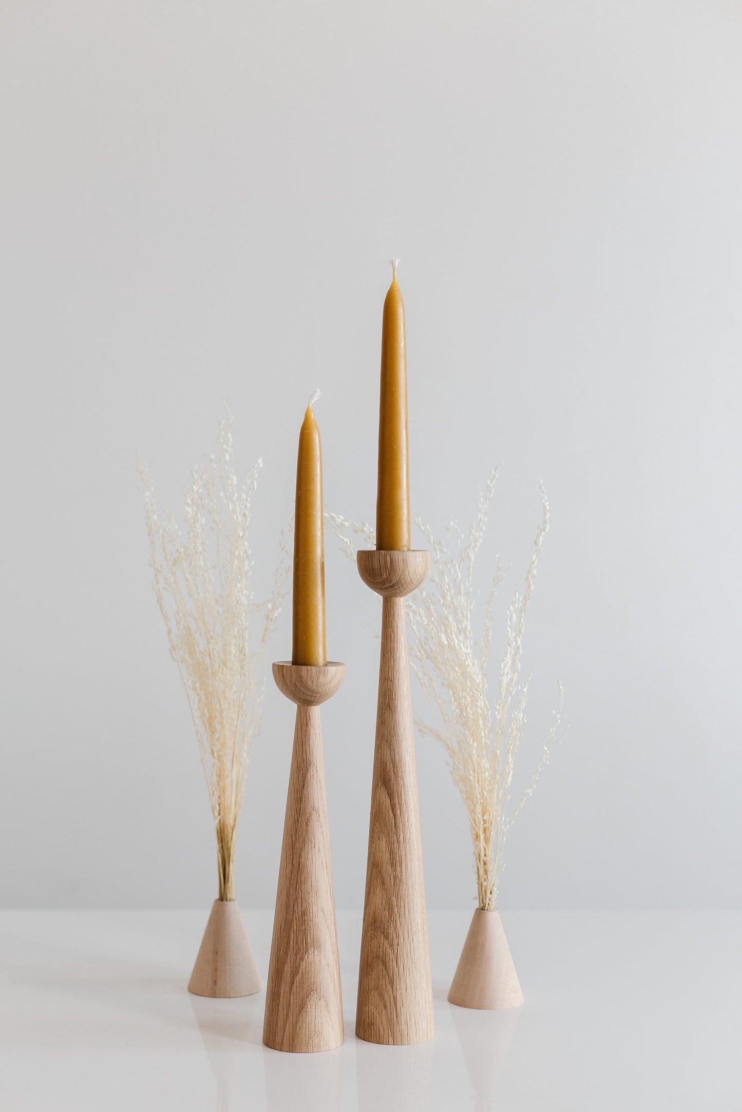 2er Set lange handgedrechselte Kerzenständer aus Holz – elegantes Eichen-Design