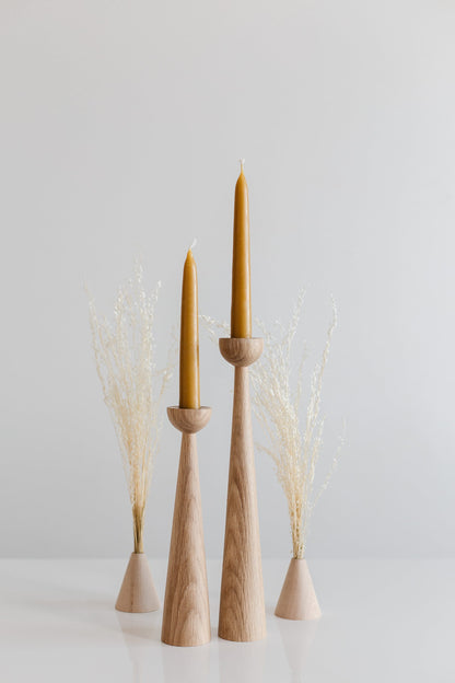 2er Set lange handgedrechselte Kerzenständer aus Holz – elegantes Eichen-Design