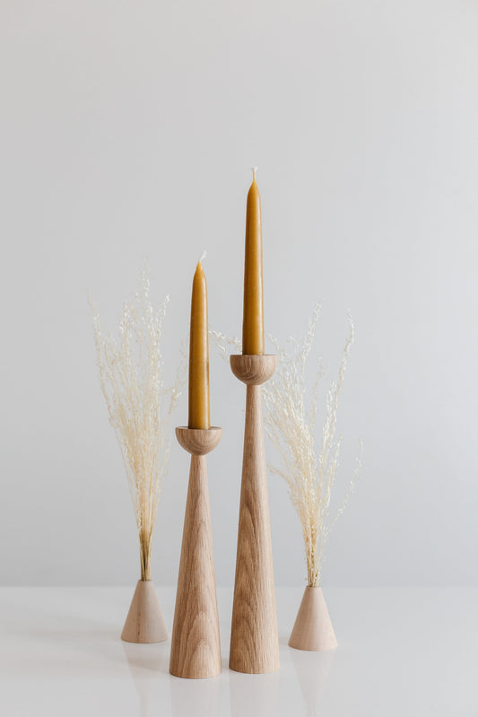 2er Set lange handgedrechselte Kerzenständer aus Holz – elegantes Eichen-Design