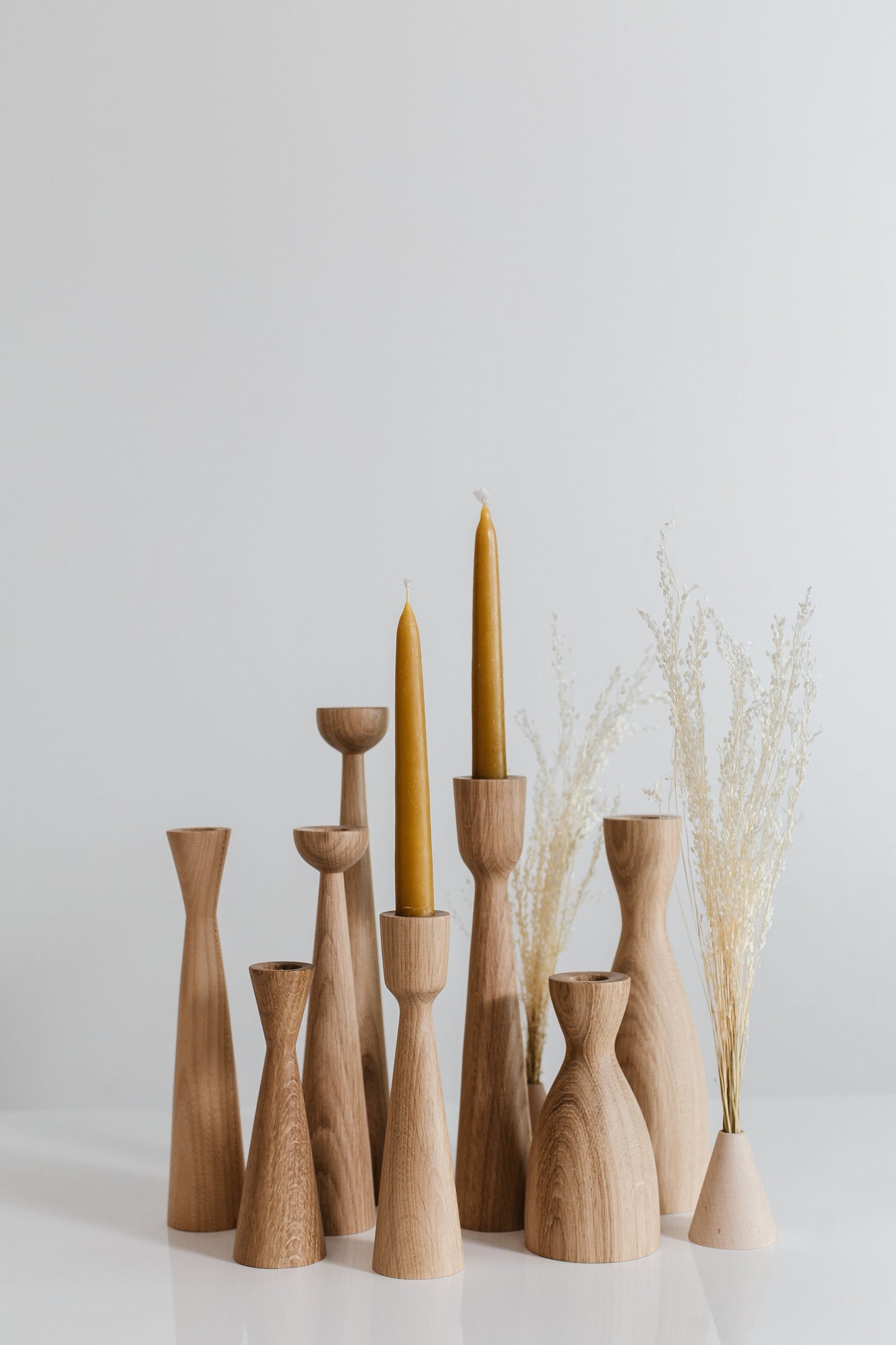 2er Set lange handgedrechselte Kerzenständer aus Holz – elegantes Eichen-Design