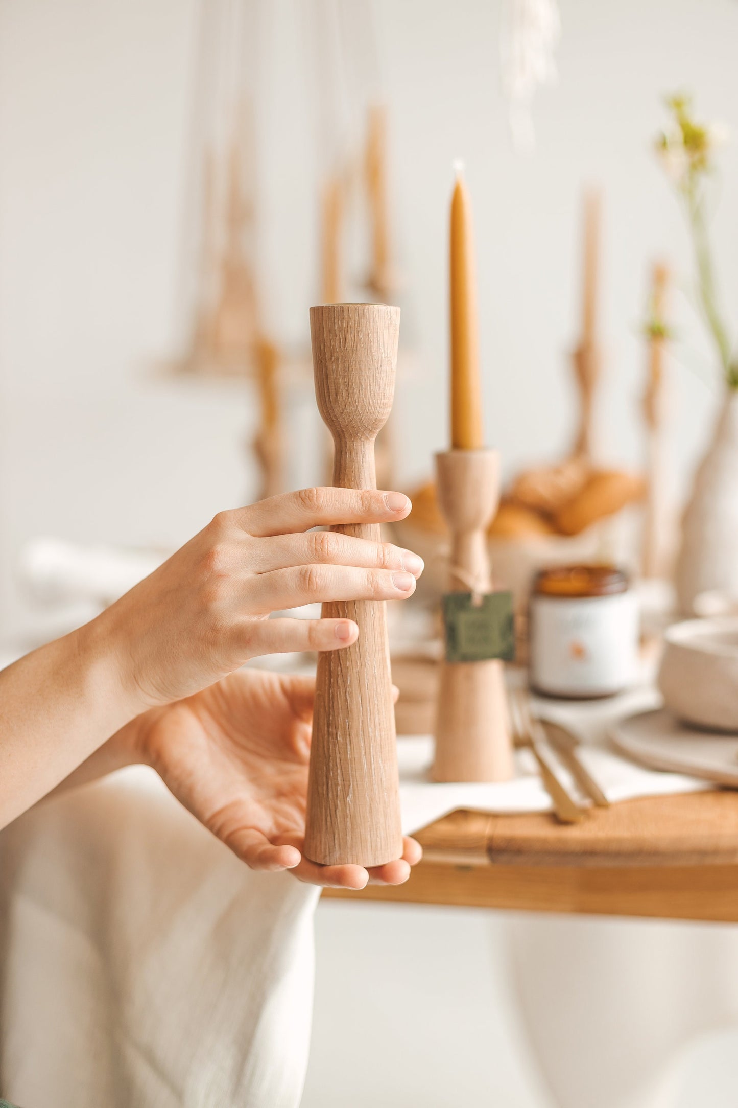 Set mit 2 handgedrechselten Kerzenständern aus Holz – Klassisches Eichendesign