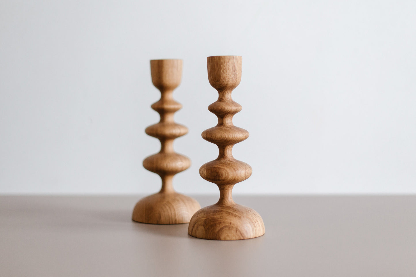 2 handgedrehte Holzkerzenständer für Tafelkerzen – Wellen-Design, Eiche