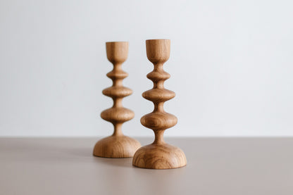 2 handgedrehte Holzkerzenständer für Tafelkerzen – Wellen-Design, Eiche