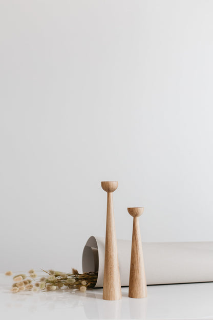 2er Set lange handgedrechselte Kerzenständer aus Holz – elegantes Eichen-Design