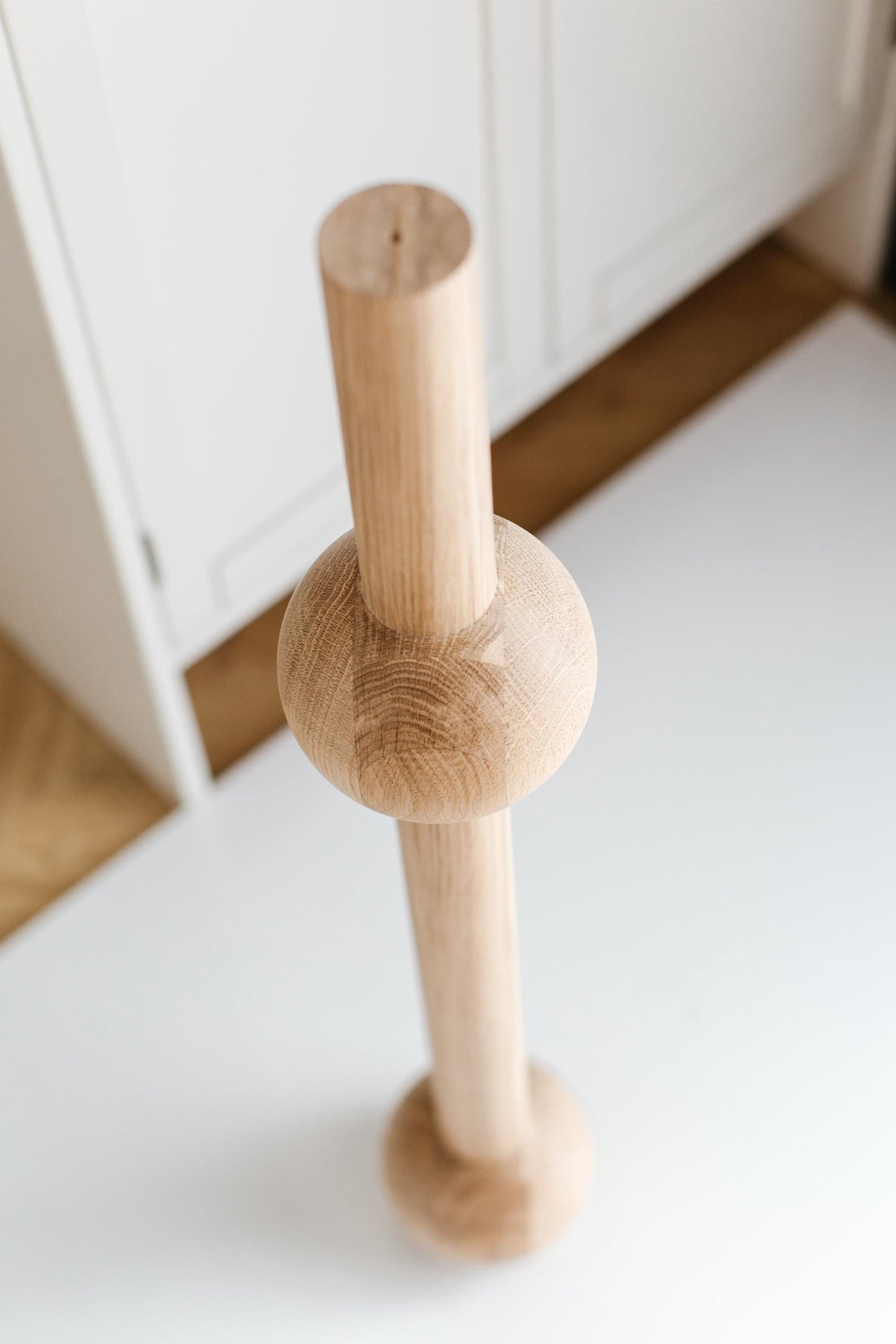 Wooden Furniture Leg with Single Sphere Detail – Lathe-Turned Table Support, H760 mm