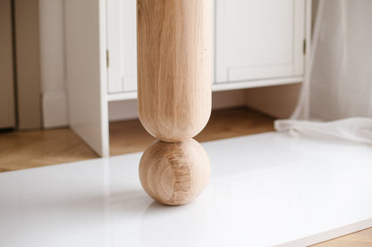 Natürliches Couchtischbein aus Holz mit Kugeldetail – Drechseldesign, H500 mm