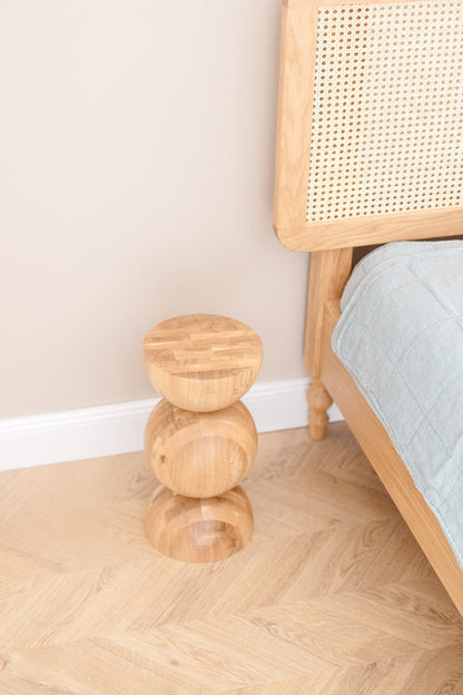 Handgefertigter Nachttisch aus Holz – Massivholz mit elegantem Kugelfuß H400 mm