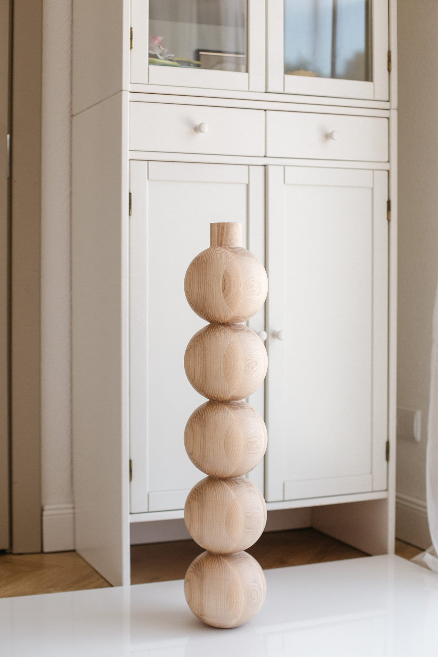 Möbelbein aus Holz mit fünf Kugeldetails – Drechseldesign, H730 mm