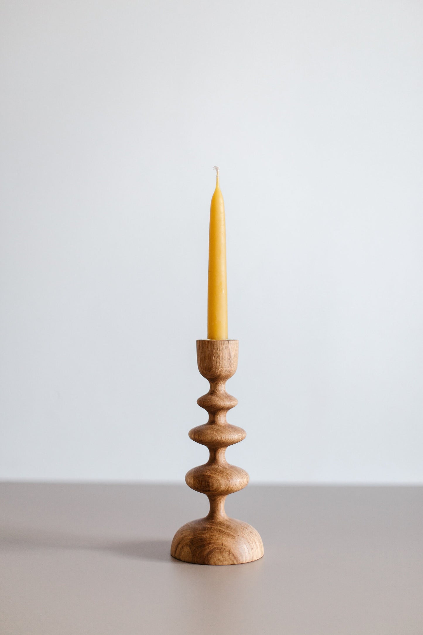 2 handgedrehte Holzkerzenständer für Tafelkerzen – Wellen-Design, Eiche
