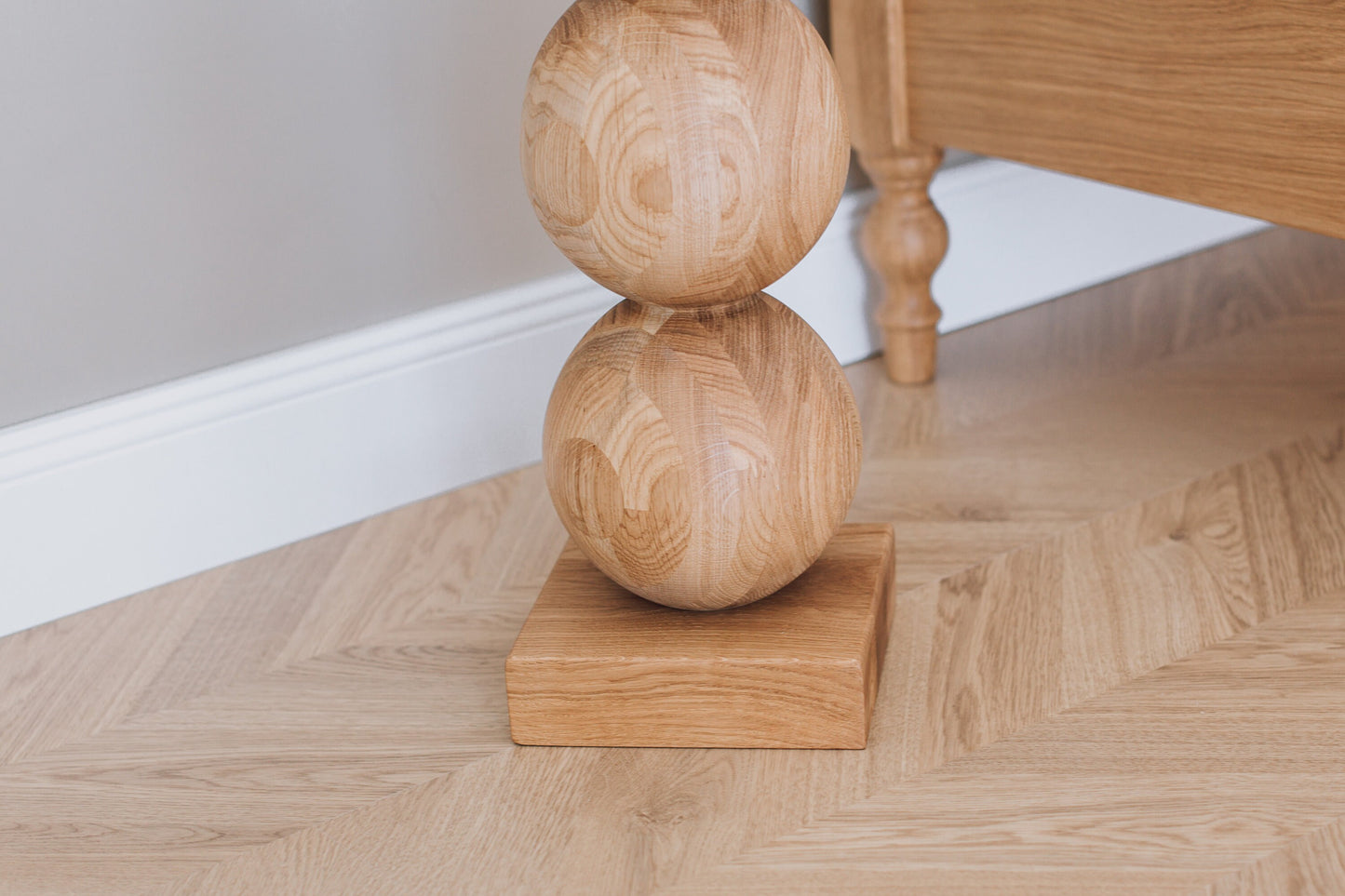 Eleganter Nachttisch aus Holz mit zentralem Kugelakzent – Handgefertigtes Design, H495 mm
