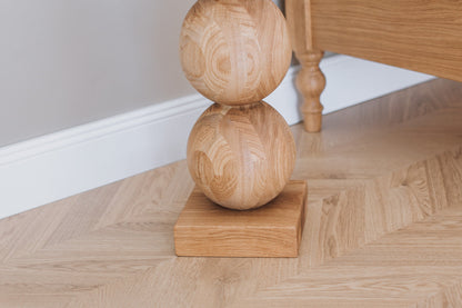 Eleganter Nachttisch aus Holz mit zentralem Kugelakzent – Handgefertigtes Design, H495 mm