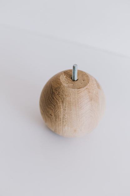 Rund gedrechselter Möbelfuß aus Holz mit Kugeldetail – Drechseldesign, H150 mm