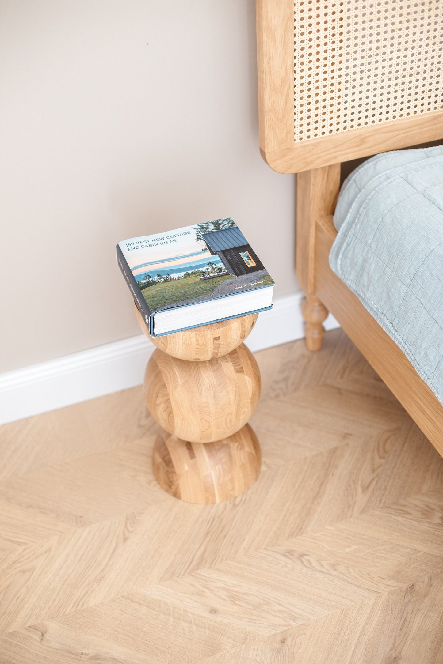 Handgefertigter Nachttisch aus Holz – Massivholz mit elegantem Kugelfuß H400 mm