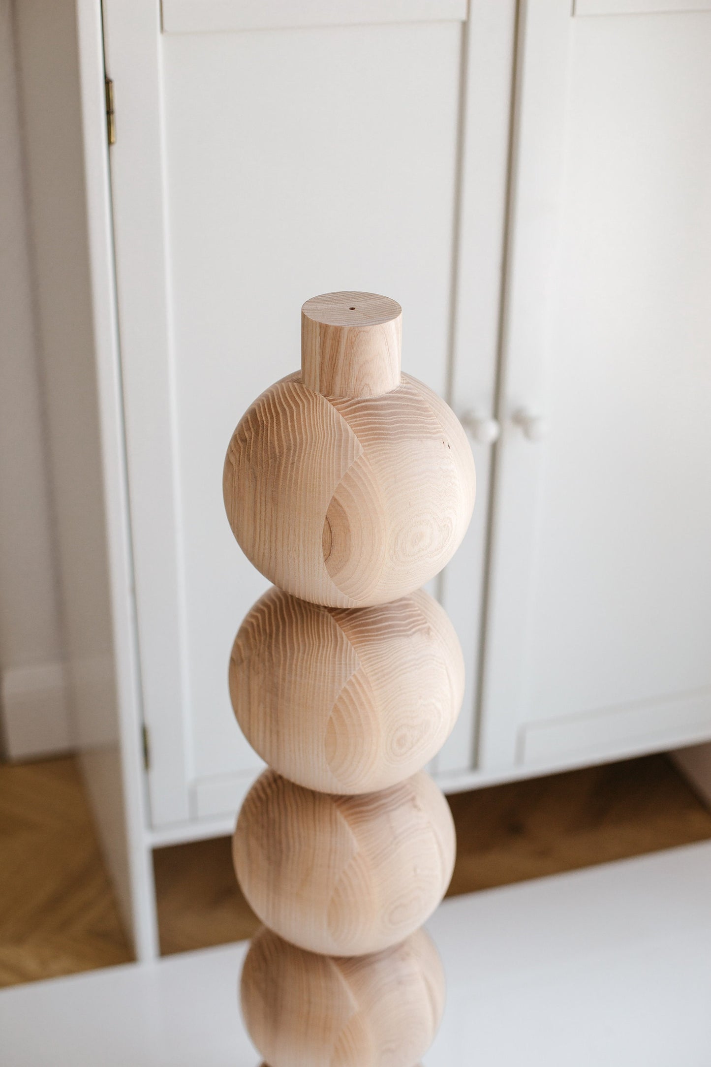 Möbelbein aus Holz mit fünf Kugeldetails – Drechseldesign, H730 mm