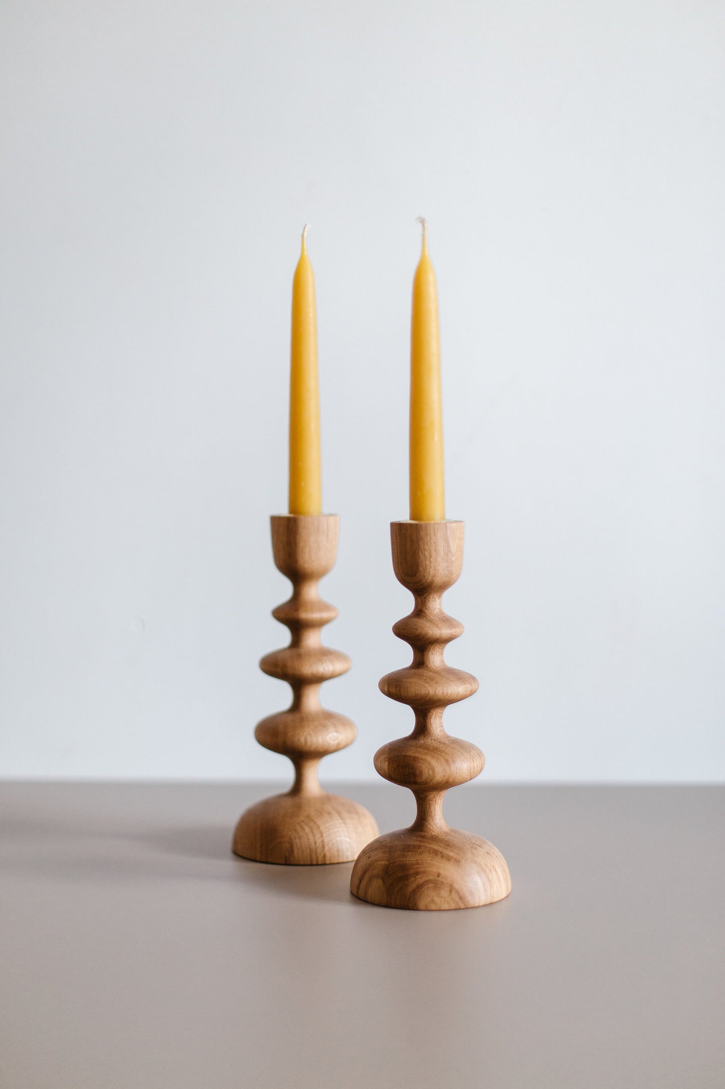 2 handgedrehte Holzkerzenständer für Tafelkerzen – Wellen-Design, Eiche
