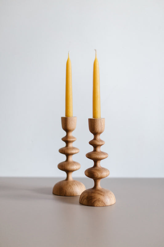2 handgedrehte Holzkerzenständer für Tafelkerzen – Wellen-Design, Eiche