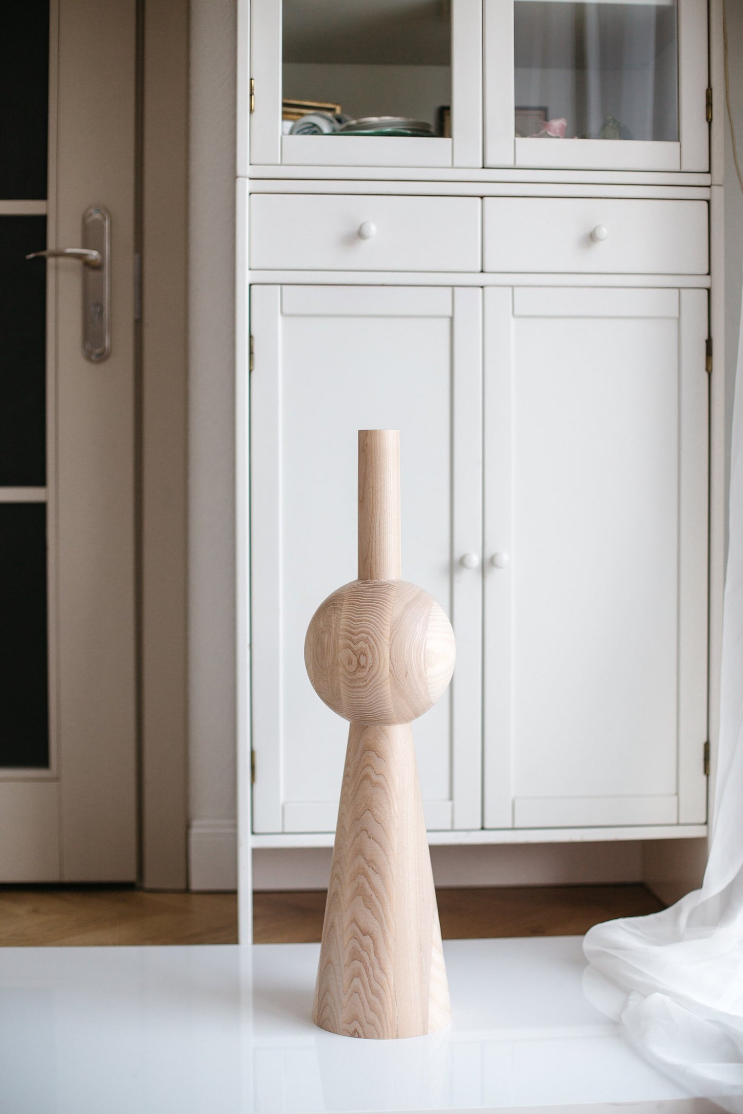 Konisches Holzmöbelfußteil mit Kugeldetail – Drechseldesign, H670 mm
