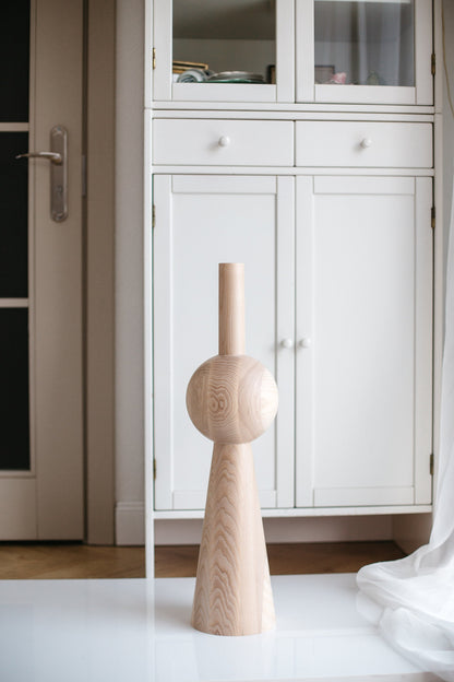 Konisches Holzmöbelfußteil mit Kugeldetail – Drechseldesign, H670 mm